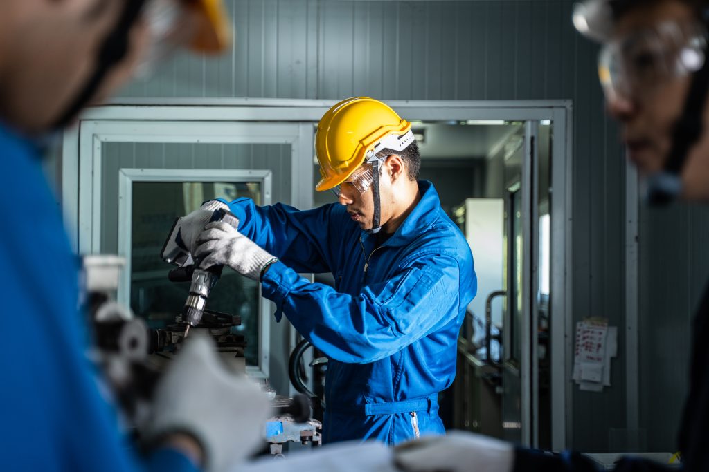asian-mechanical-workers-working-on-milling-machin-2021-12-09-21-04-01-utc